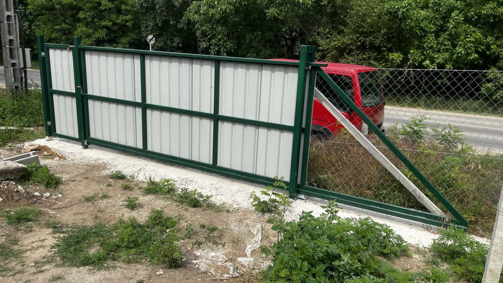 Szerkezetlakatos munka során beszerelt úszókapu Szárligeten